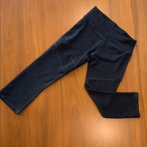 XXS Fabletics Black Capri Leggings